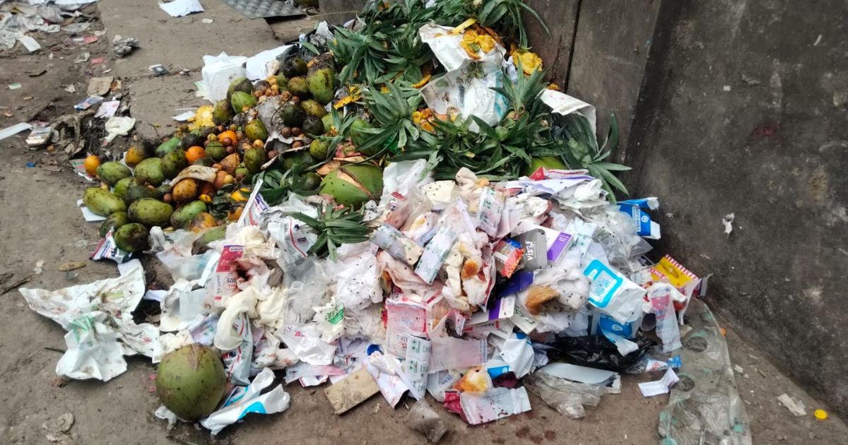 কটিয়াদী স্বাস্থ্য কমপ্লেক্সের সামনেই রক্তমাখা বর্জ্যের স্তূপ, বাড়ছে সংক্রমণের আশঙ্কা